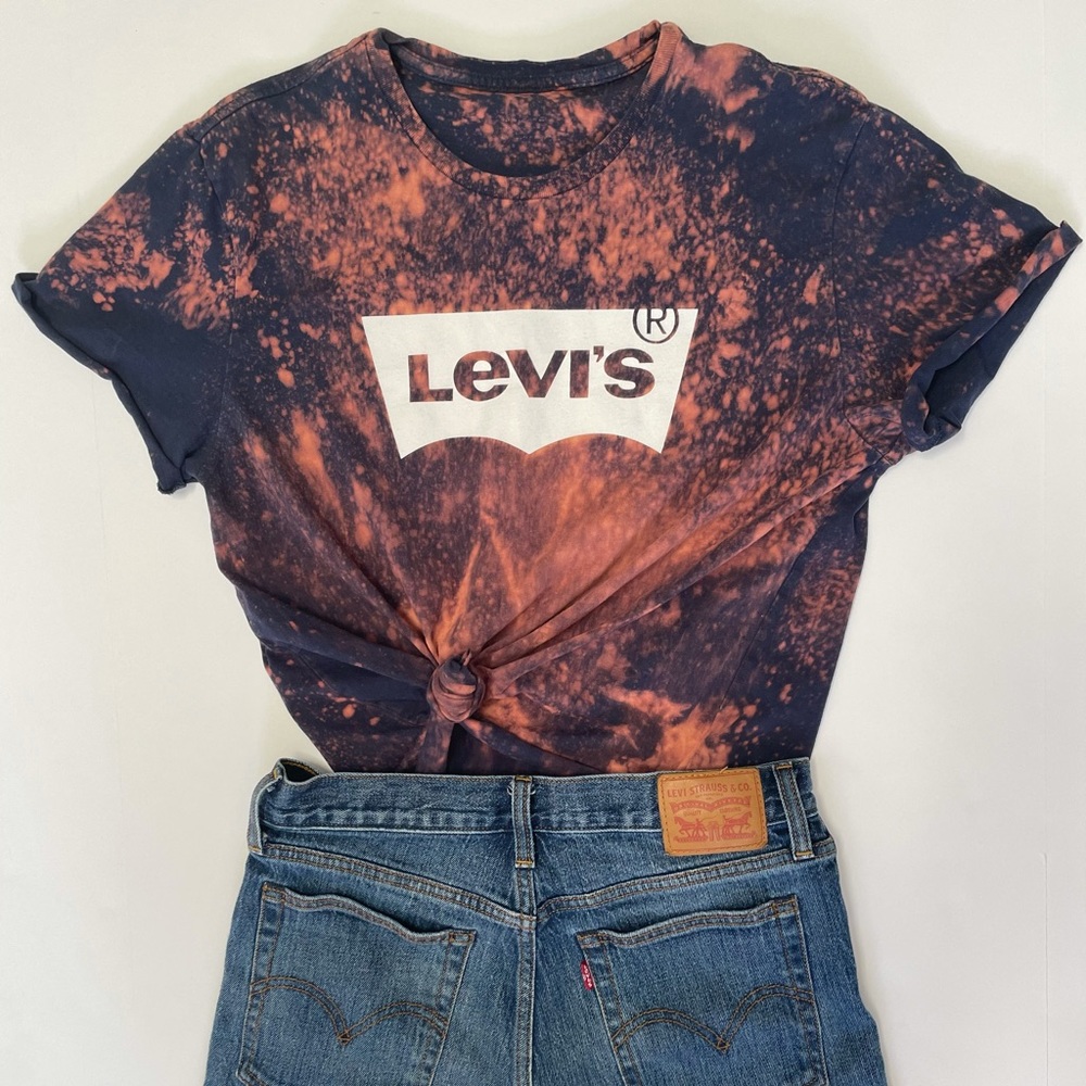 Levi’s black bleached cropped tee!